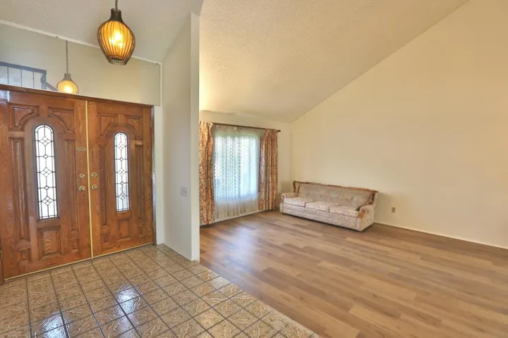 02 Entrance+Living