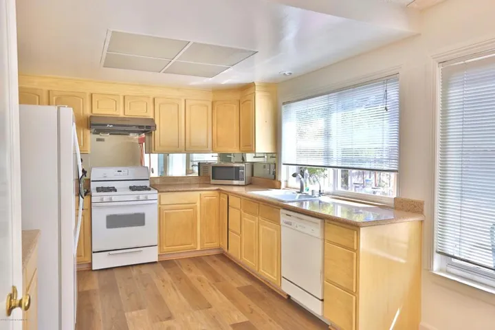 08 Kitchen1