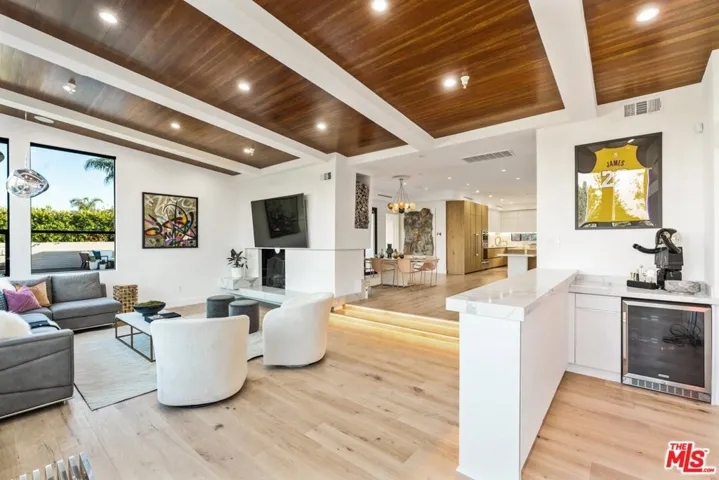 11207 Laurie Drive, Studio City, California 91604
