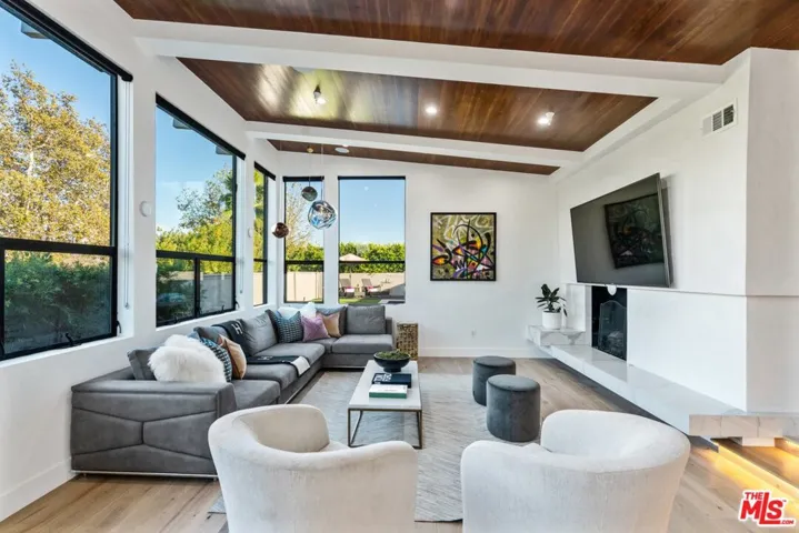 11207 Laurie Drive, Studio City, California 91604