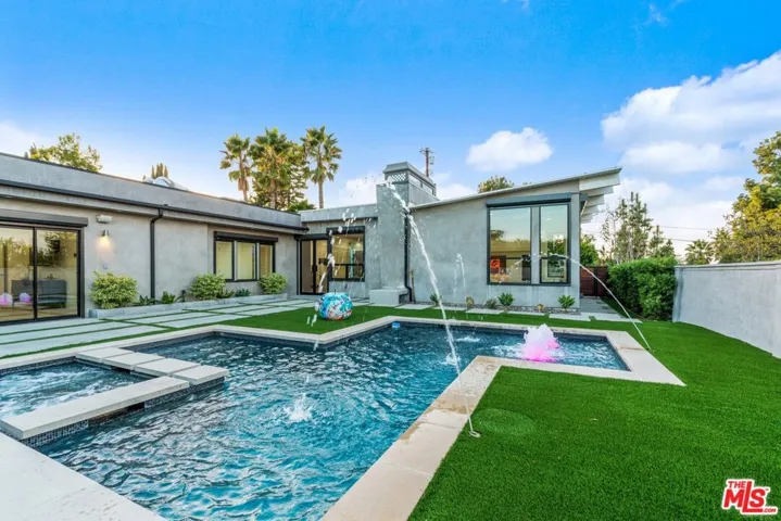 11207 Laurie Drive, Studio City, California 91604