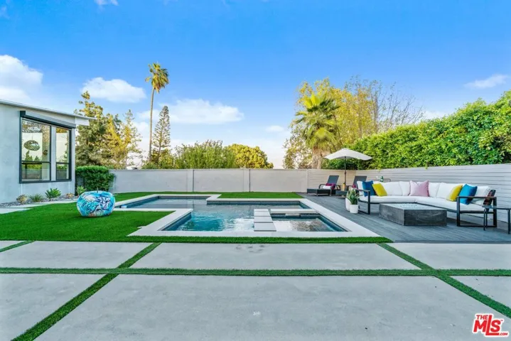 11207 Laurie Drive, Studio City, California 91604