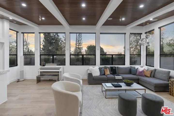 11207 Laurie Drive, Studio City, California 91604