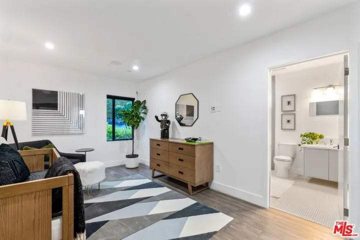 11207 Laurie Drive, Studio City, California 91604