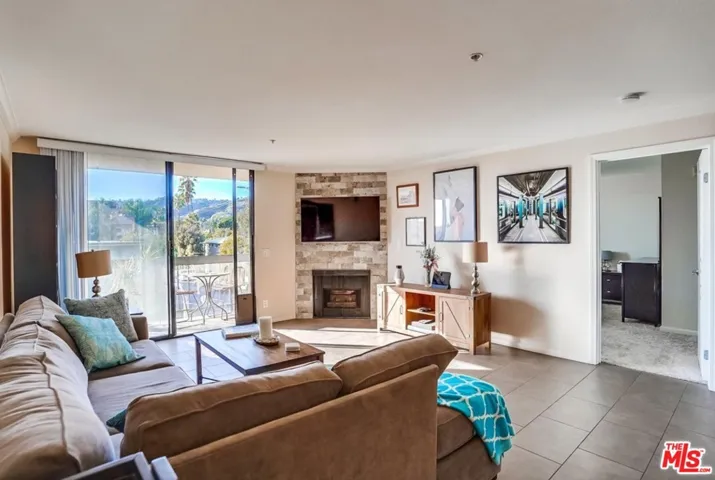 7320 Hawthorn Avenue 204, Los Angeles, California 90046