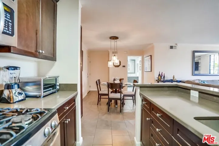 7320 Hawthorn Avenue 204, Los Angeles, California 90046