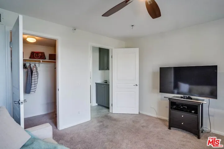 7320 Hawthorn Avenue 204, Los Angeles, California 90046