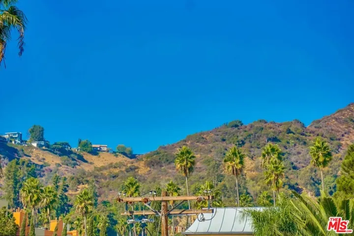 7320 Hawthorn Avenue 204, Los Angeles, California 90046