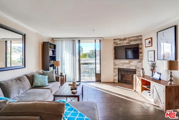 7320 Hawthorn Avenue 204, Los Angeles, California 90046