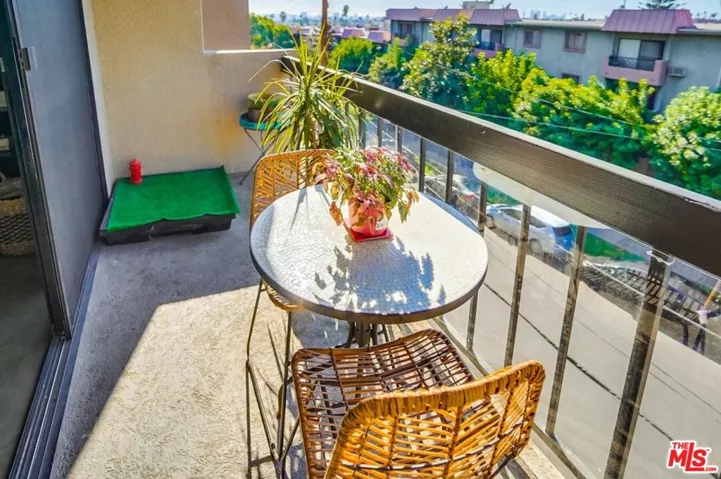 7320 Hawthorn Avenue 204, Los Angeles, California 90046