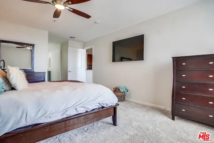 7320 Hawthorn Avenue 204, Los Angeles, California 90046
