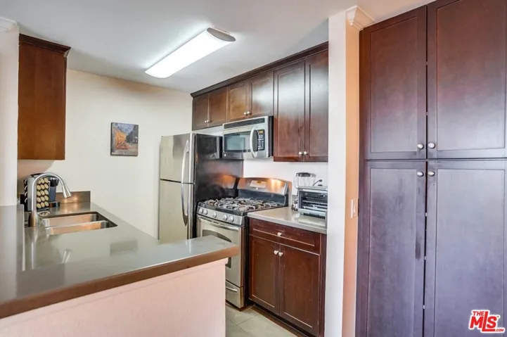 7320 Hawthorn Avenue 204, Los Angeles, California 90046