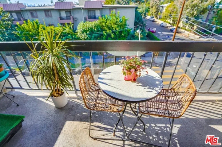 7320 Hawthorn Avenue 204, Los Angeles, California 90046