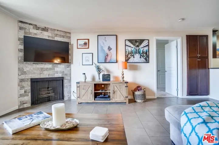 7320 Hawthorn Avenue 204, Los Angeles, California 90046