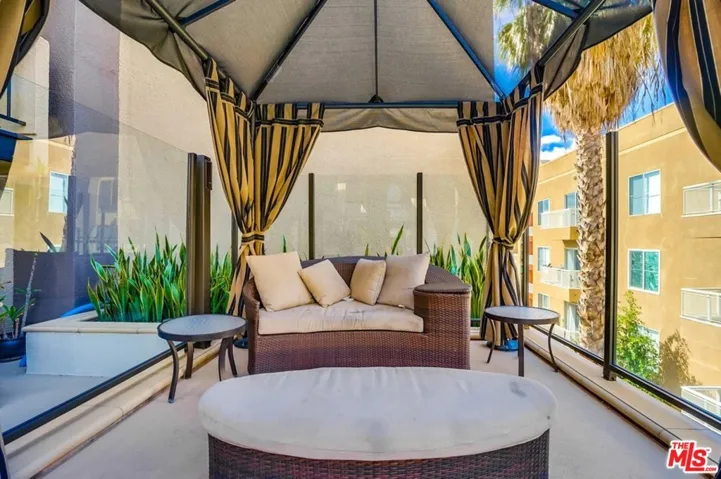 7320 Hawthorn Avenue 204, Los Angeles, California 90046