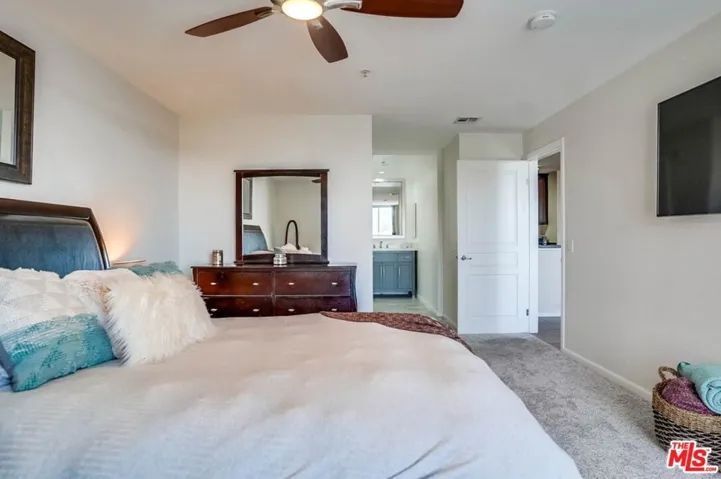 7320 Hawthorn Avenue 204, Los Angeles, California 90046