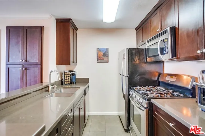 7320 Hawthorn Avenue 204, Los Angeles, California 90046