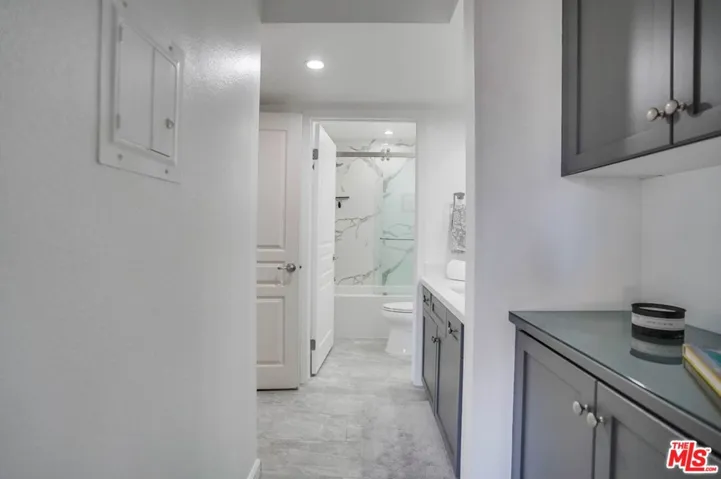 7320 Hawthorn Avenue 204, Los Angeles, California 90046