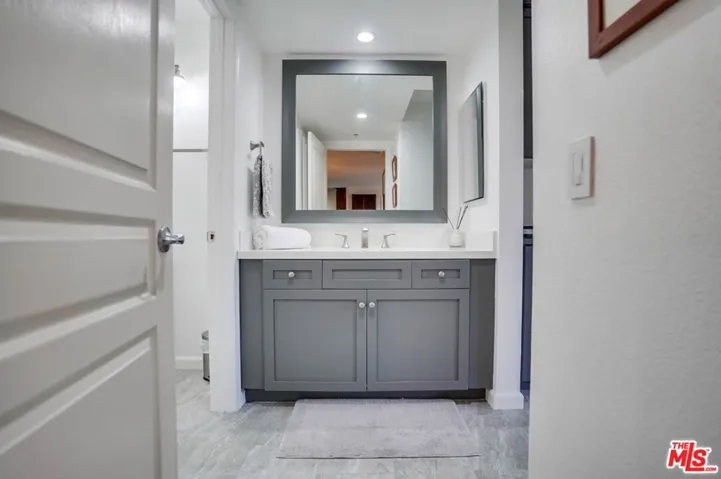 7320 Hawthorn Avenue 204, Los Angeles, California 90046