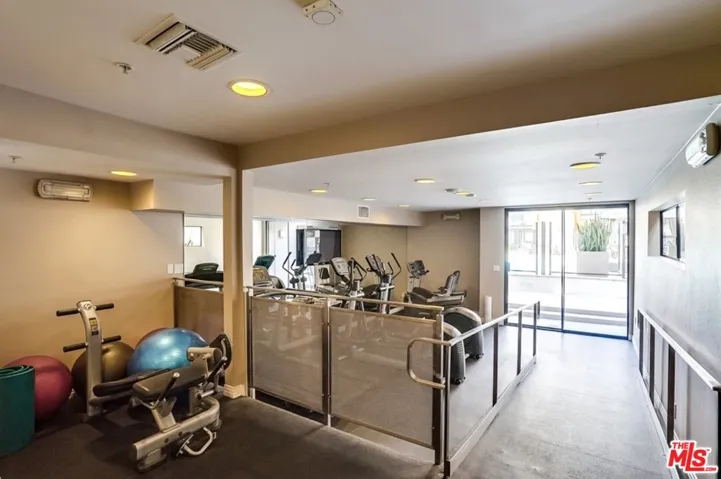 7320 Hawthorn Avenue 204, Los Angeles, California 90046