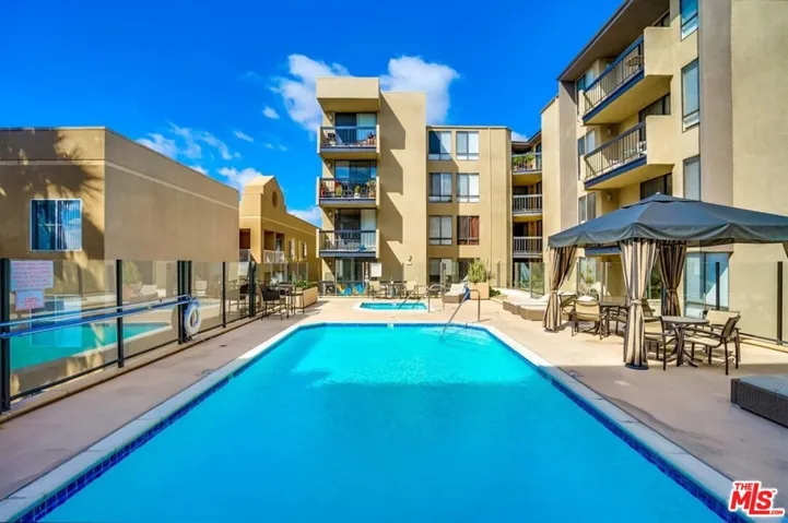 7320 Hawthorn Avenue 204, Los Angeles, California 90046