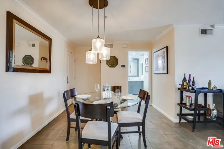 7320 Hawthorn Avenue 204, Los Angeles, California 90046