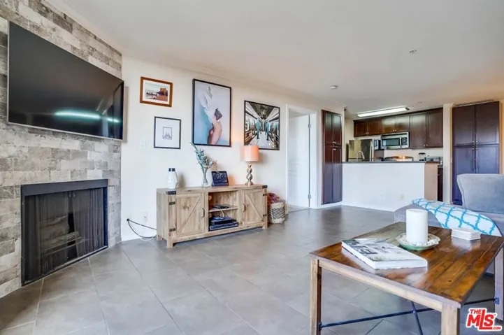 7320 Hawthorn Avenue 204, Los Angeles, California 90046