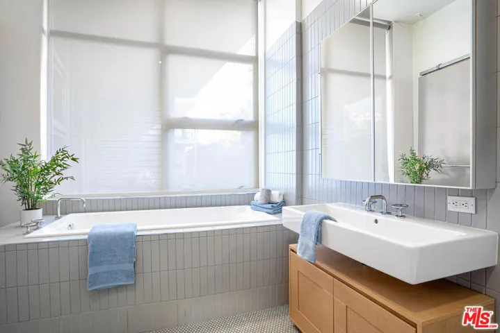 Master baroom wi deep soaking tub