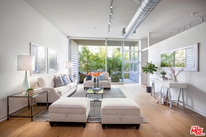 Spacious living area, great for entertaining