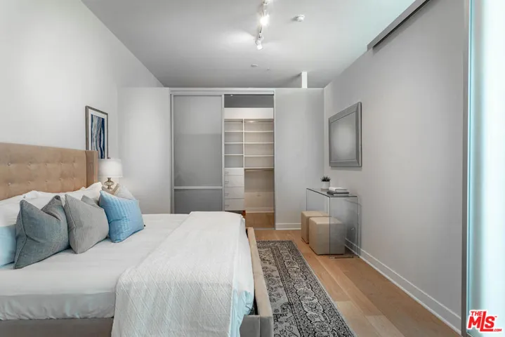 Master bedroom wi walk-in closet
