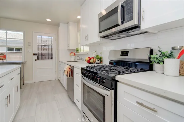 Any chef will be at home here with loads of prep space and new stainless appliances...beautiful!