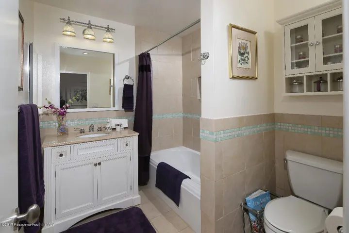 423 W. Walnut Hall Bath
