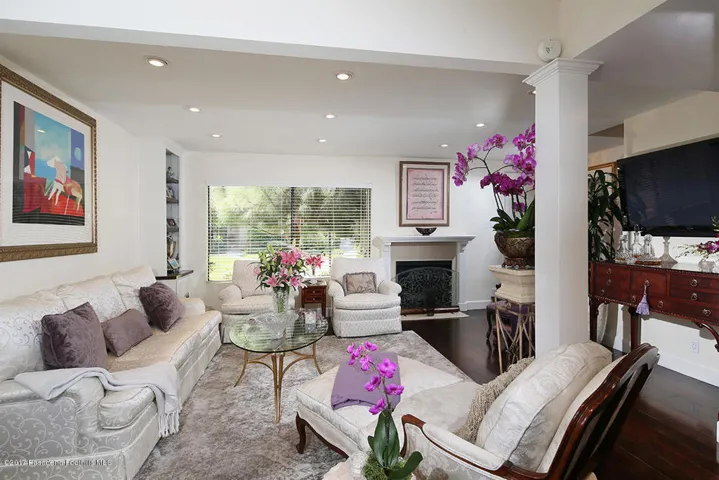 423 W. Walnut LR 2