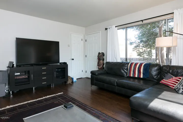 6567 College Dr-MLS_Size-008-18-Living R