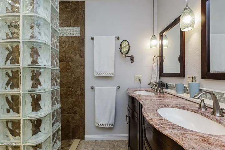 25_masterbathroom_1