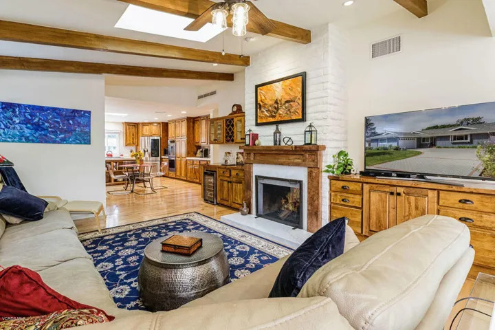 13_family_room_