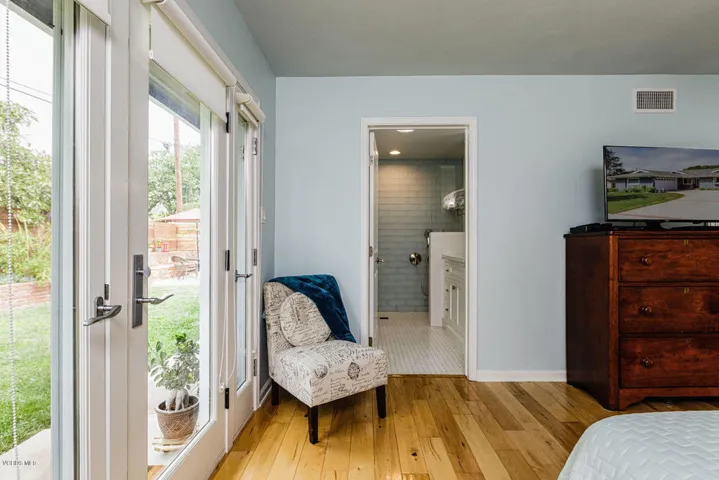 17_master_bedroom_
