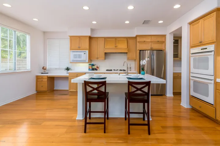 Kitchen w/Breakfast Bar