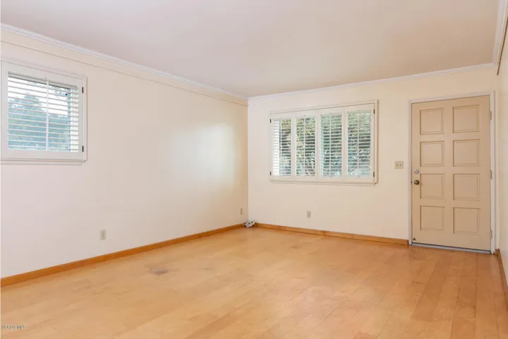 5186 Shenandoah St-004-3-Living Room-MLS