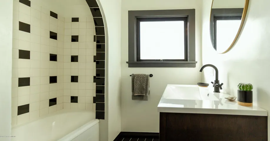 mendota_bathroom01_02