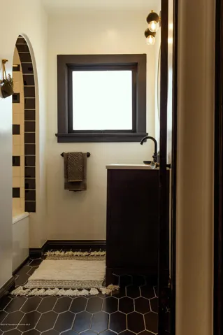 mendota_bathroom01_01