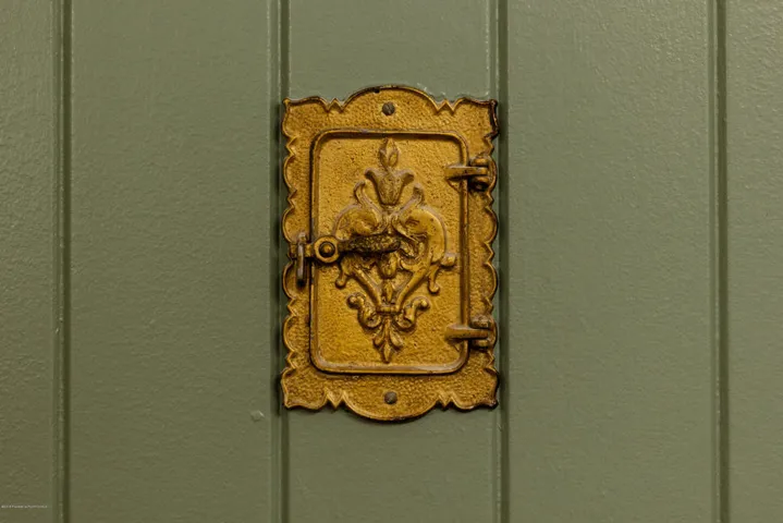 mendota_frontdoor_port01