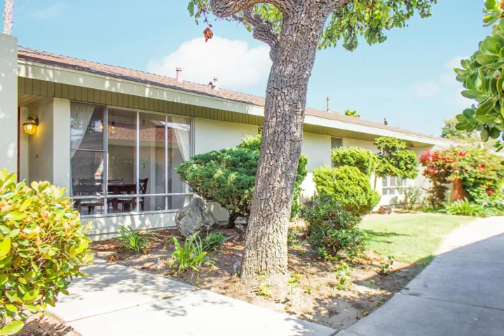 4 - The 88 - Front Yard - Sterling_Grang
