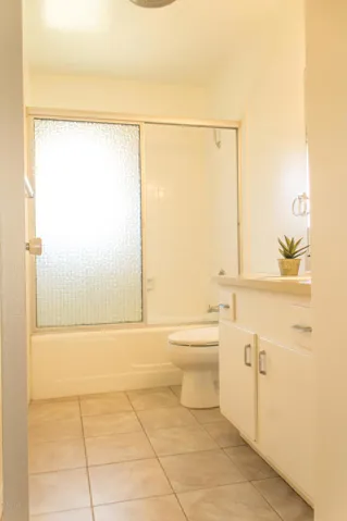 11 - The 88 - Common Bathroom - Sterling