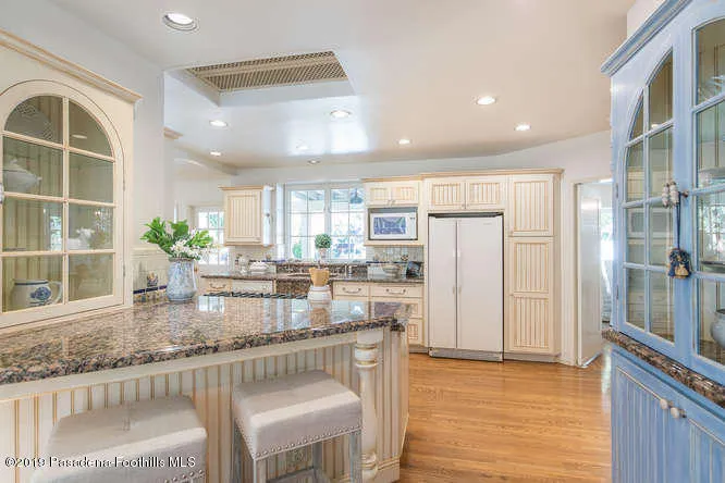 399 Flintridge Oaks Dr La-small-019-016-