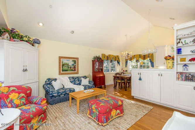 399 Flintridge Oaks Dr La-small-062-059-