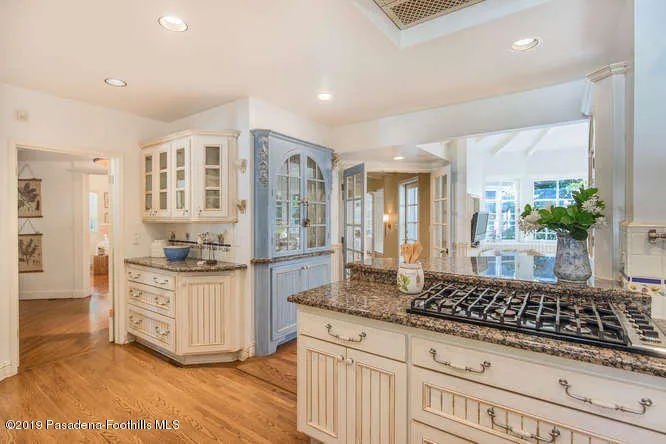 399 Flintridge Oaks Dr La-small-022-021-