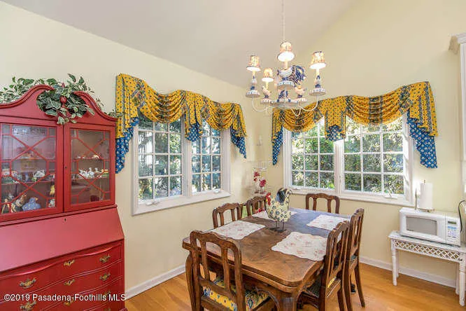 399 Flintridge Oaks Dr La-small-064-047-