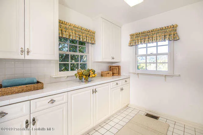 399 Flintridge Oaks Dr La-small-025-022-