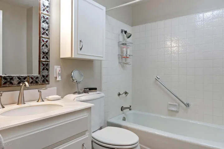 2391 Placita San Leandro-021-004-Bathroo